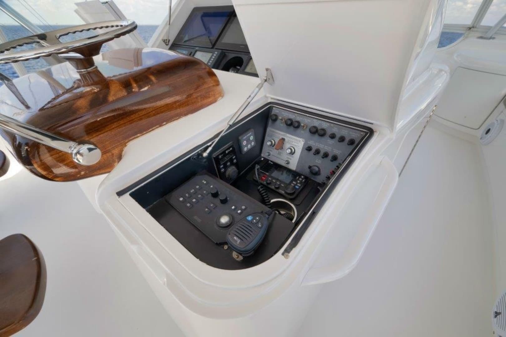 Viking 70 - Cutter Bill - Flybridge