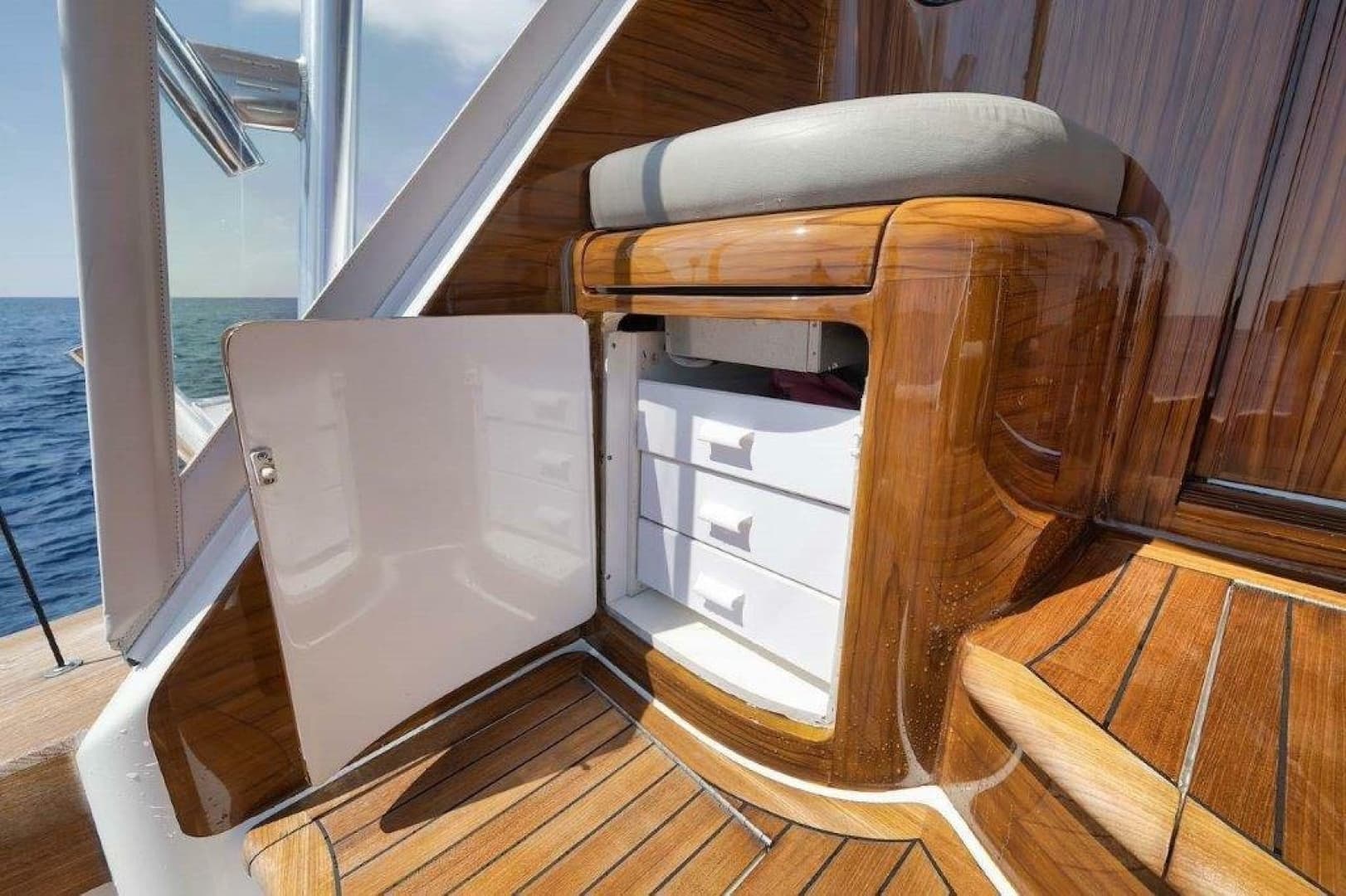 Viking 70 - Cutter Bill - Cockpit