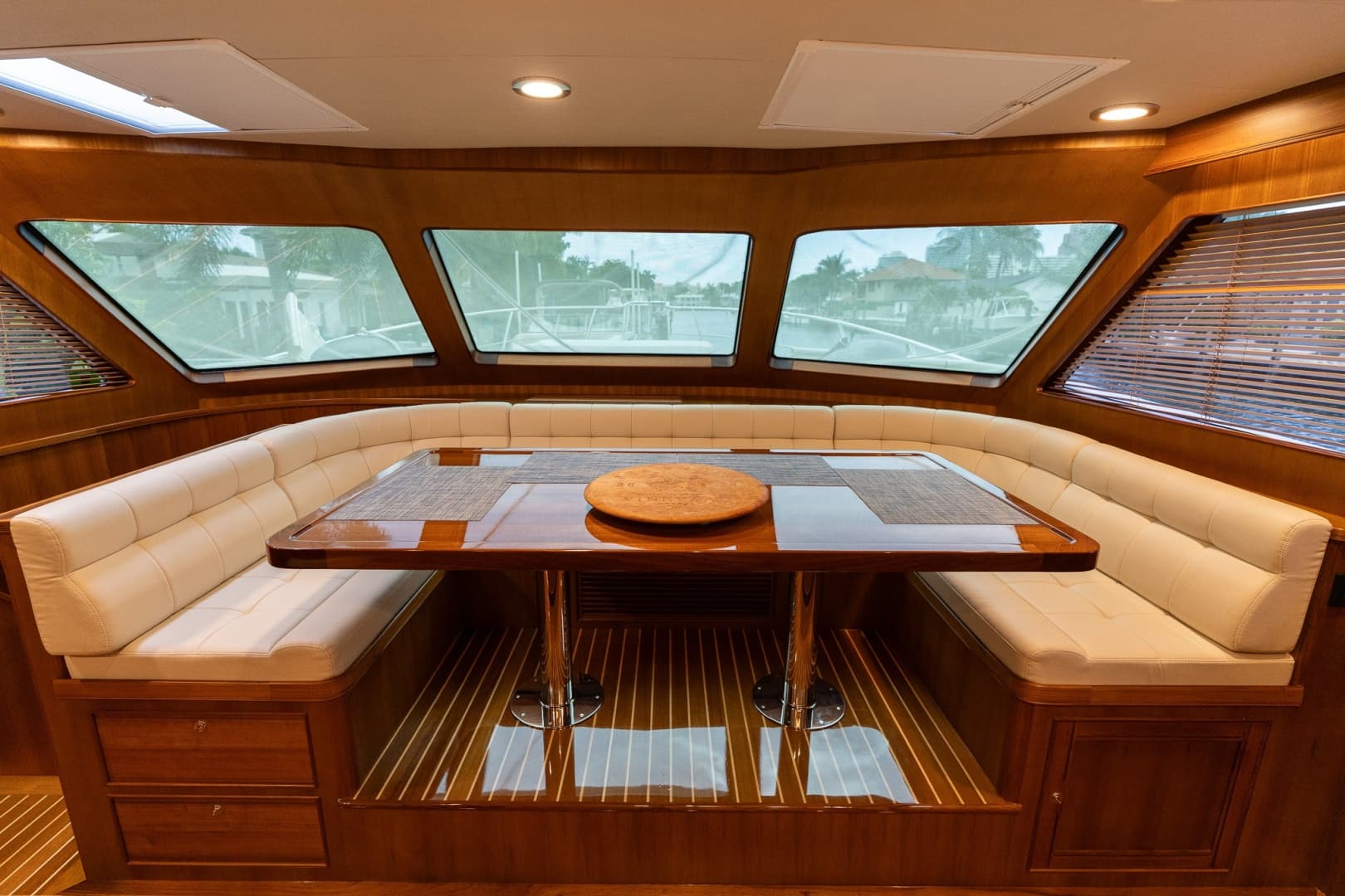 U-Shaped Dinette Facing Fwd
