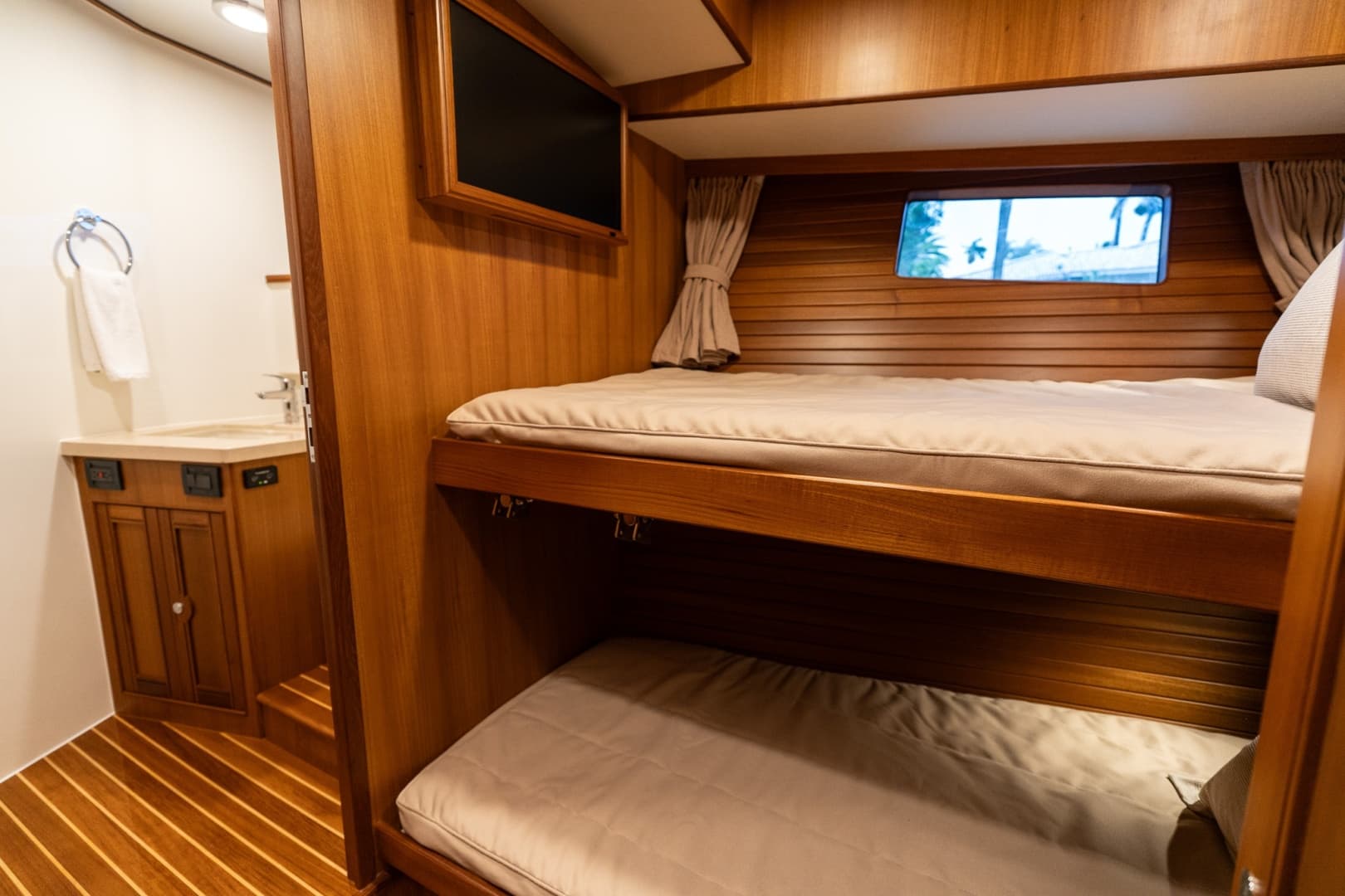 Guest Bunkroom Facing Stbd