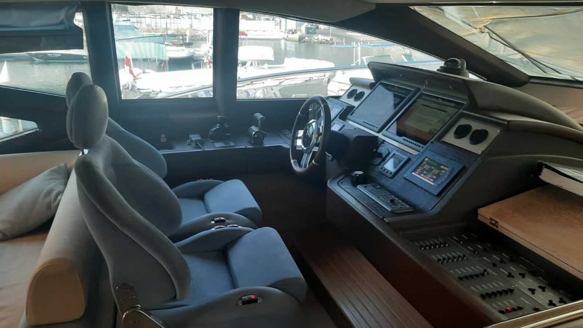 2011 Azimut 70