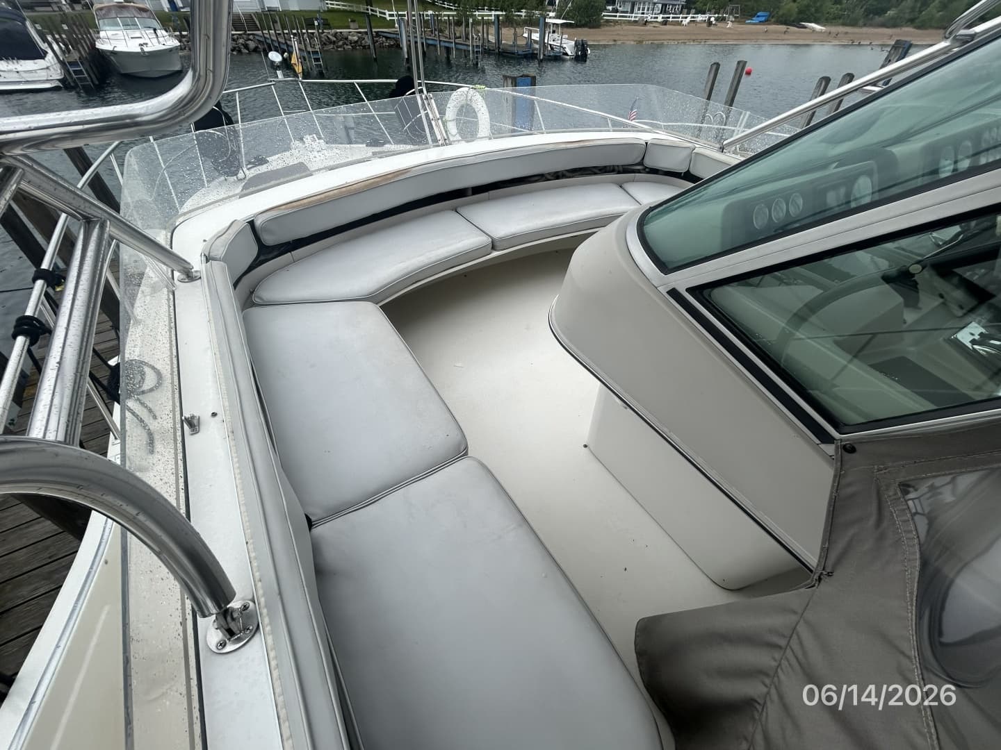 42' Cruisers flybridge forward seating1
