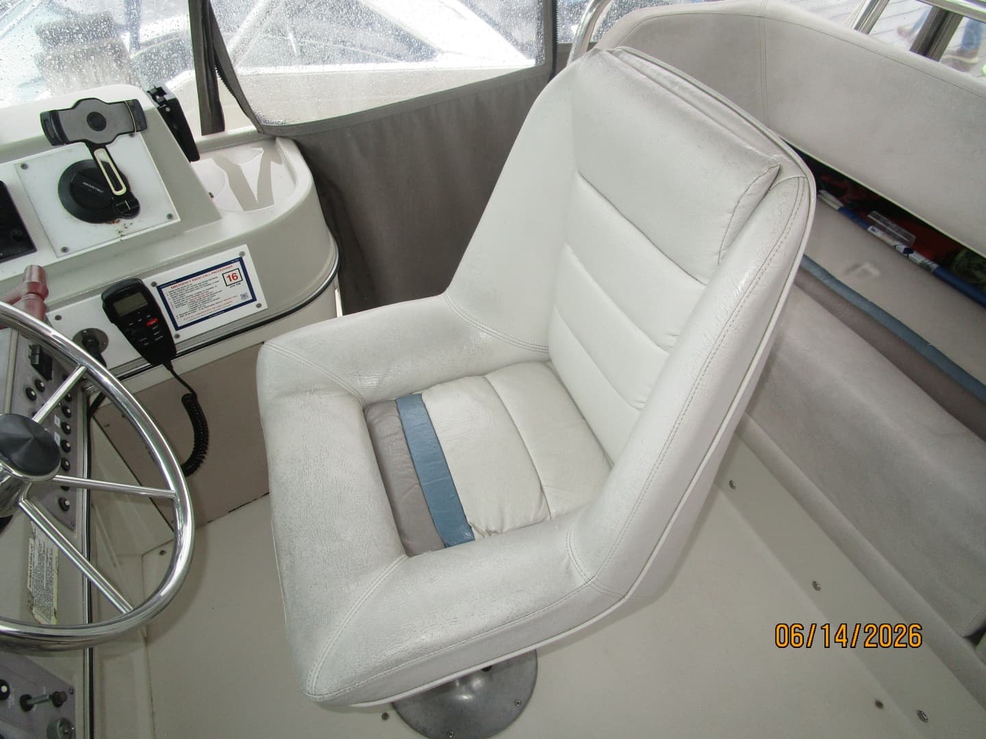 42' Cruisers flybridge helmseat