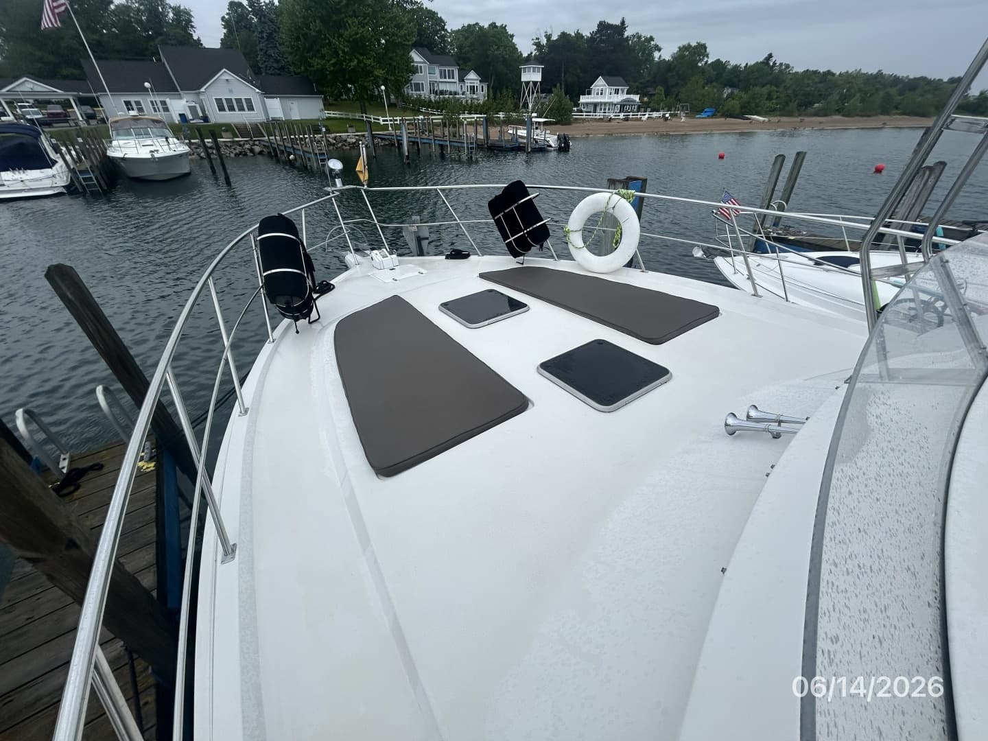 42' Cruisers foredeck2