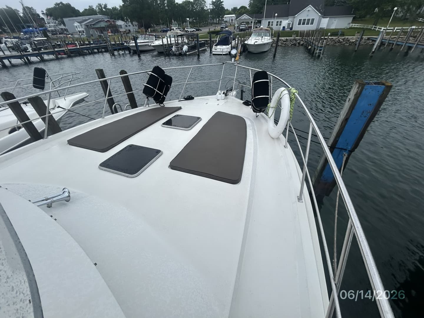 42' Cruisers foredeck1