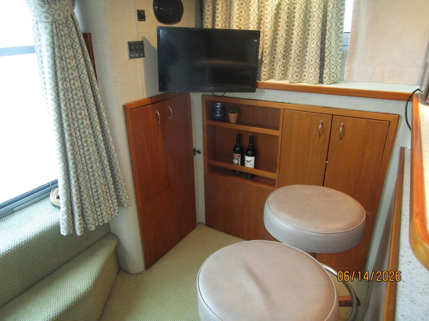 42' Cruisers salon port aft