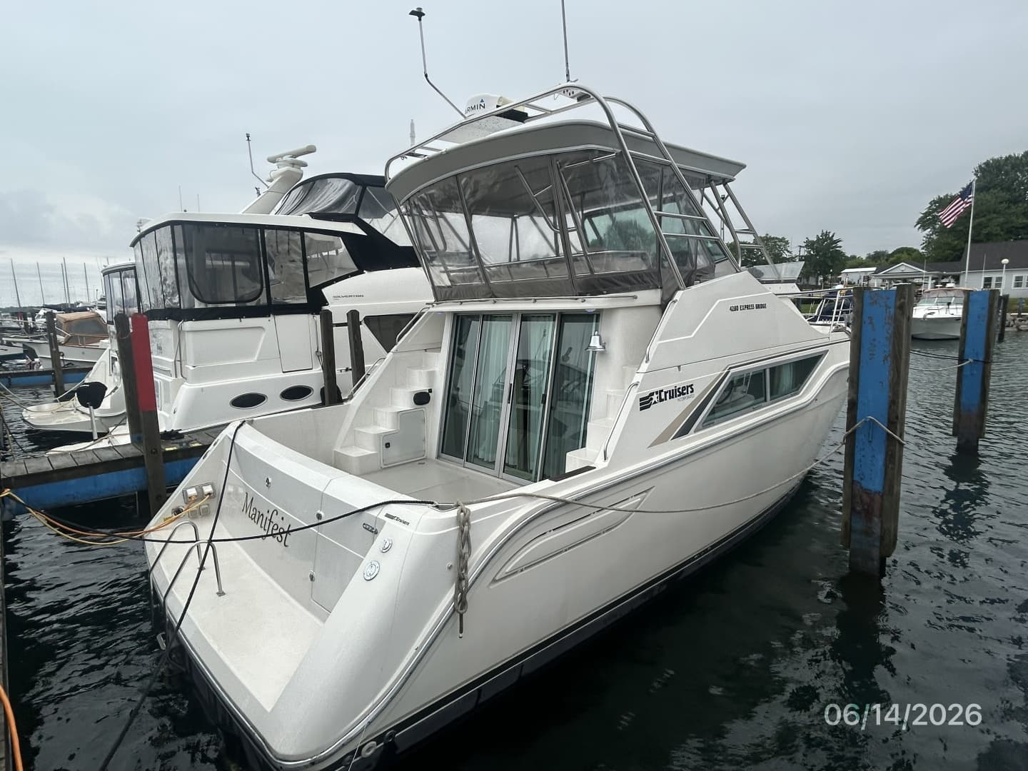 42' Cruisers starboard aft profile