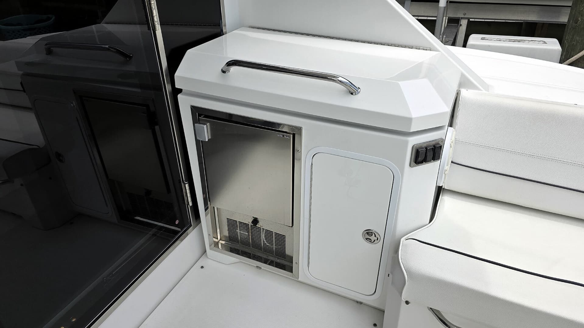 Cockpit Ice Maker and Cleaning Station