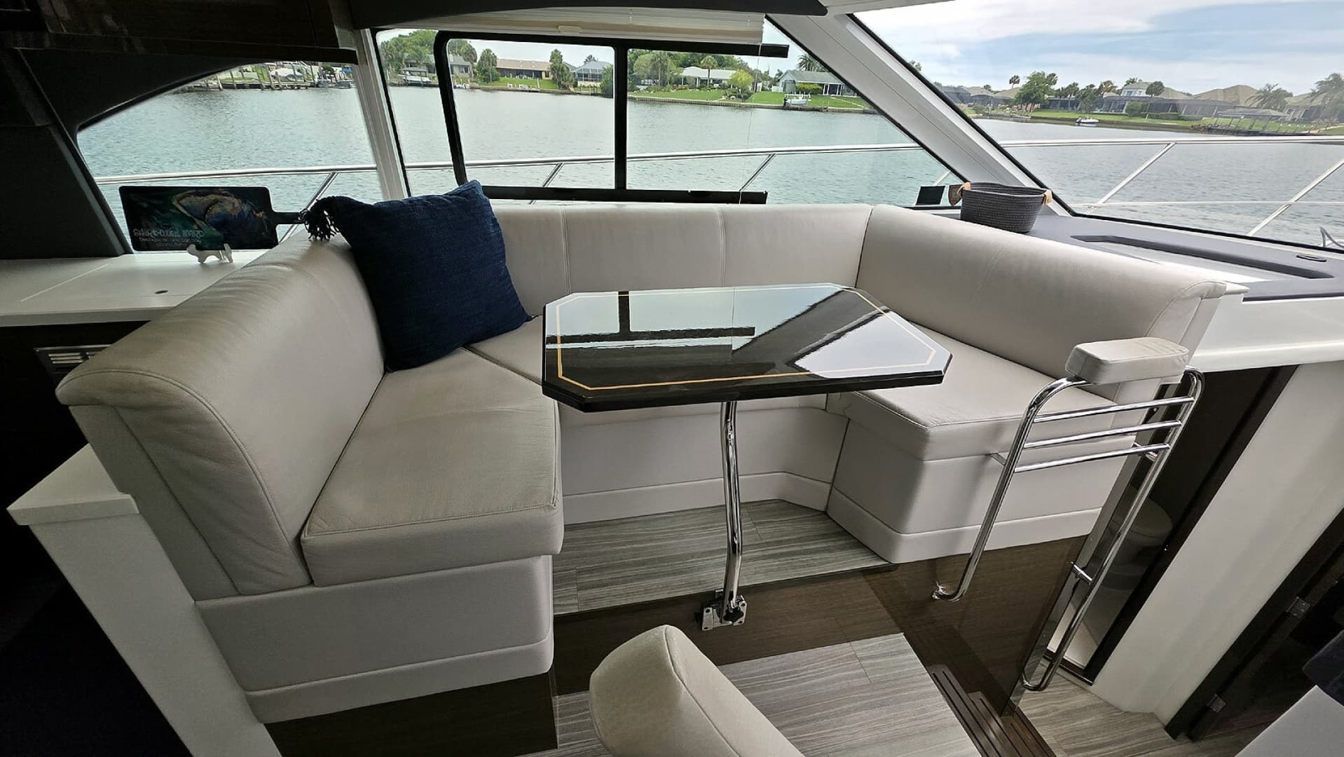 Main Cabin Dinette