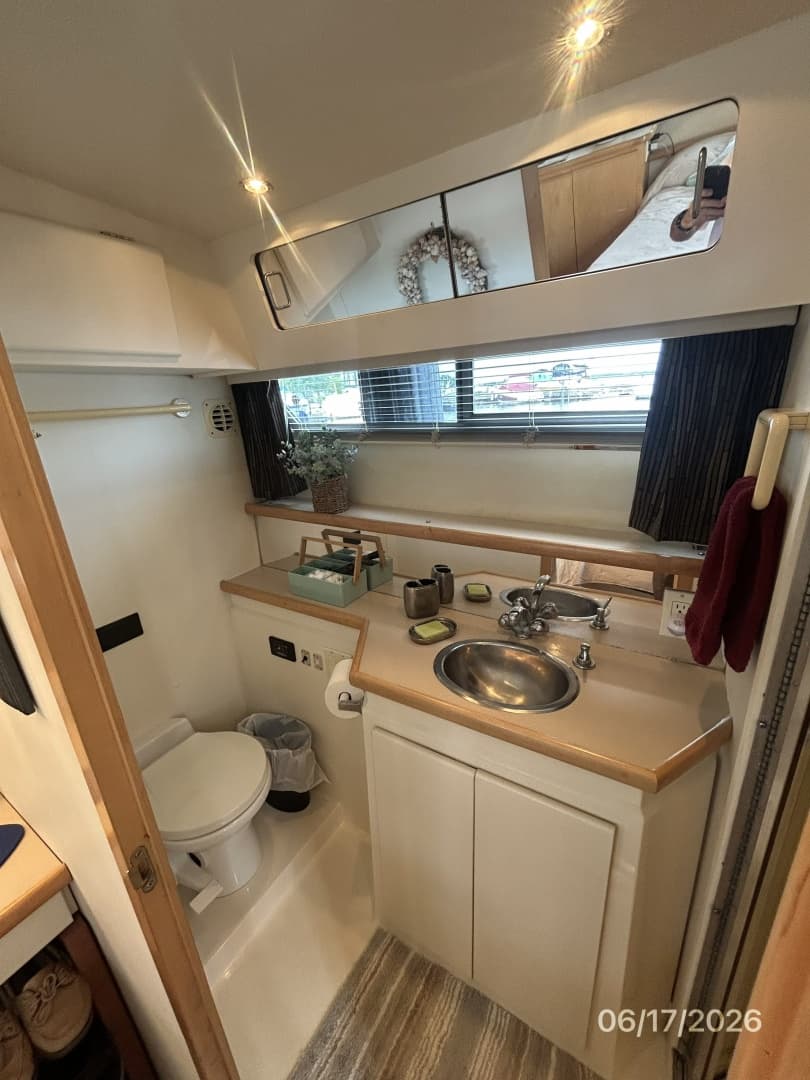 43' Carver master stateroom head