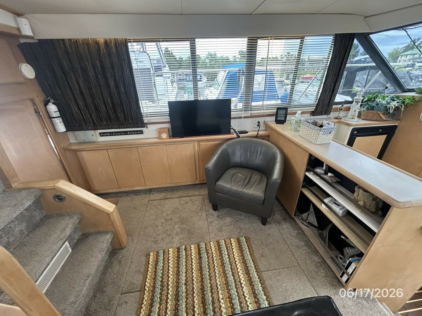 43' Carver salon port