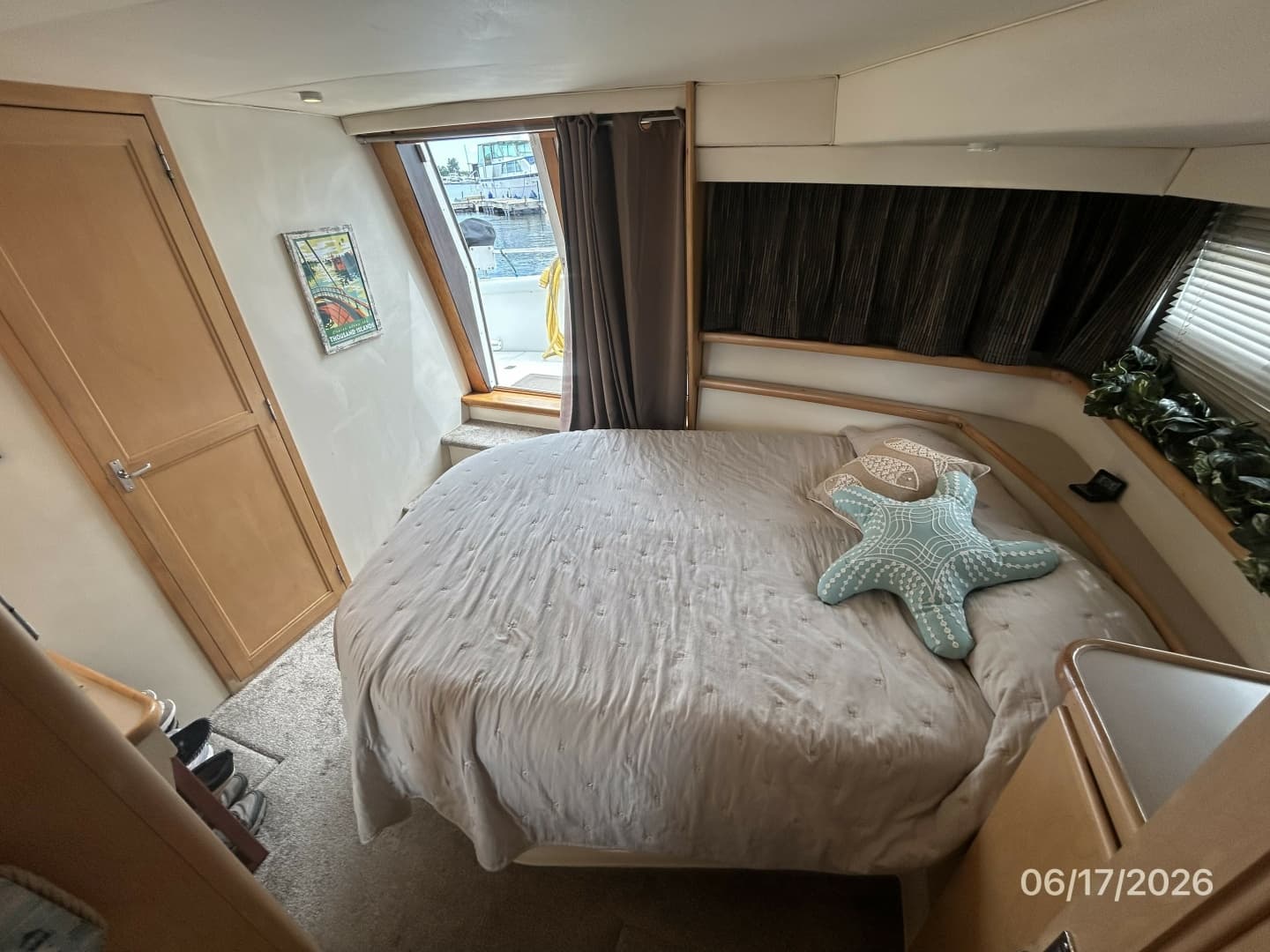 43' Carver master stateroom