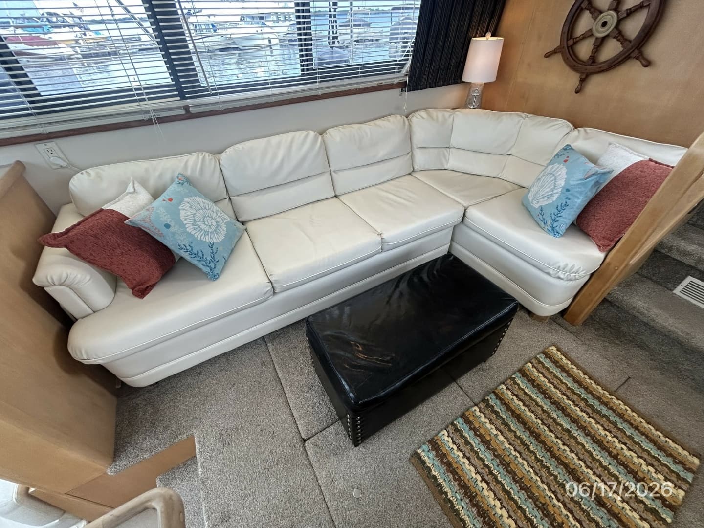 43' Carver salon starboard seating