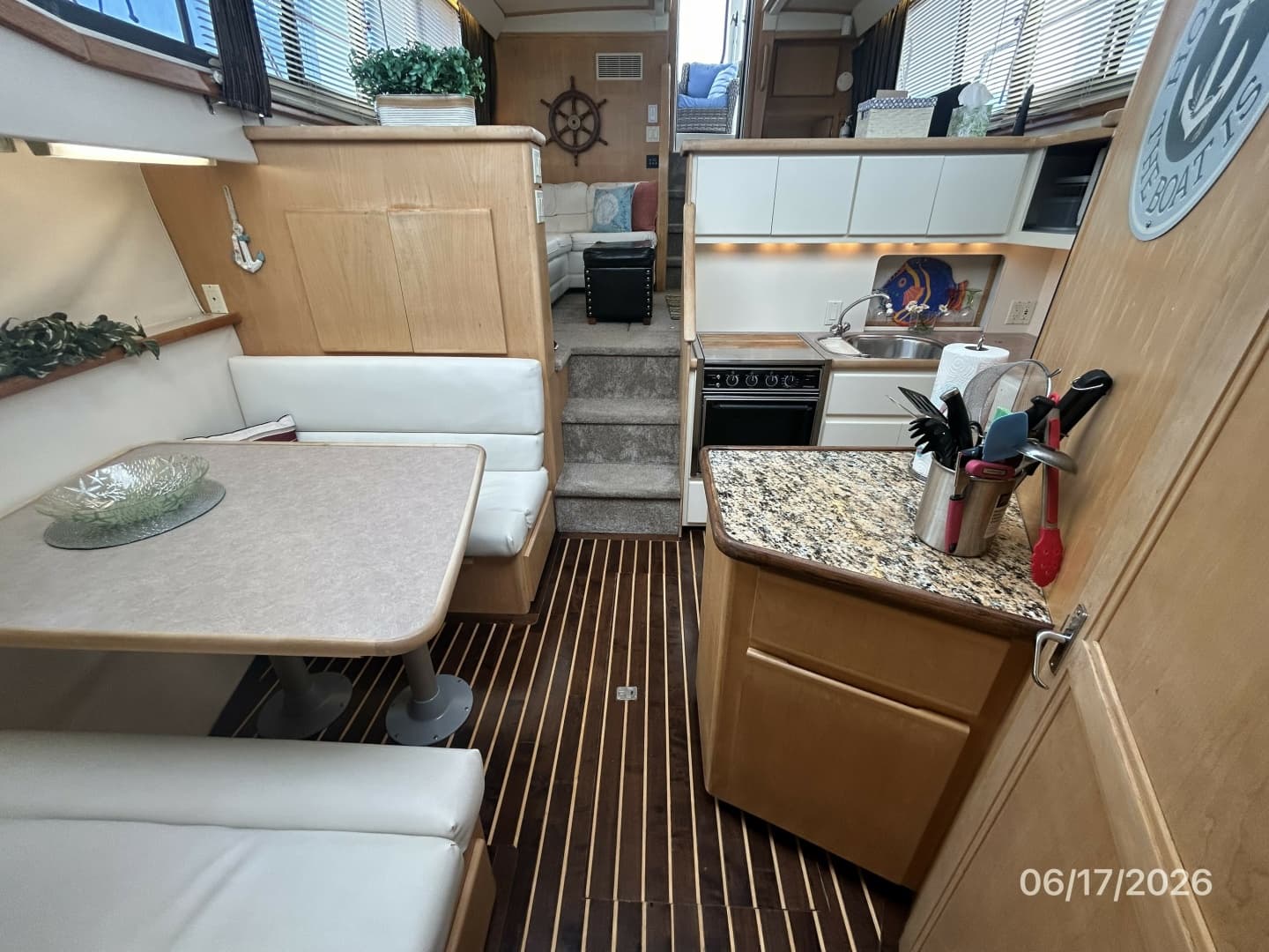 43' Carver galley-dinette aft