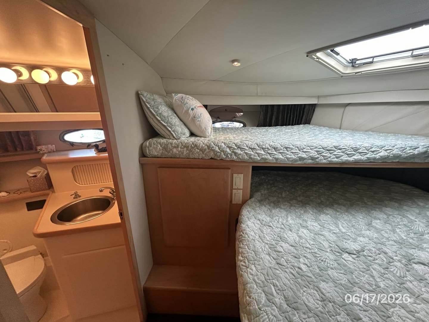 43' Carver guest stateroom port