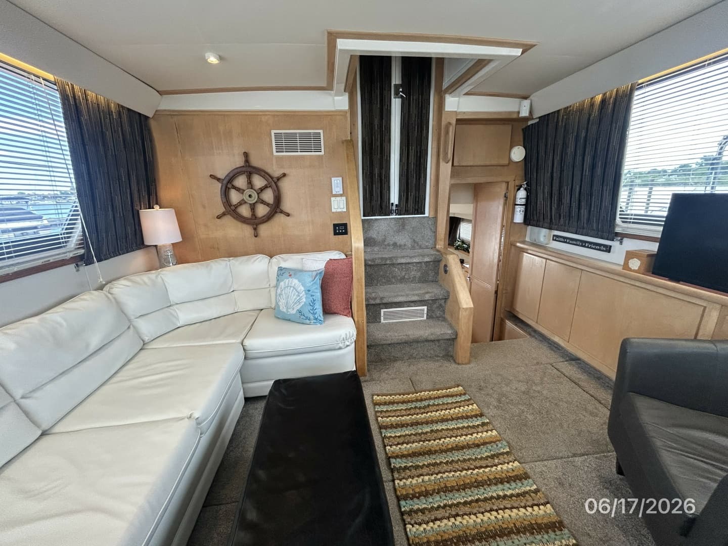 43' Carver salon aft