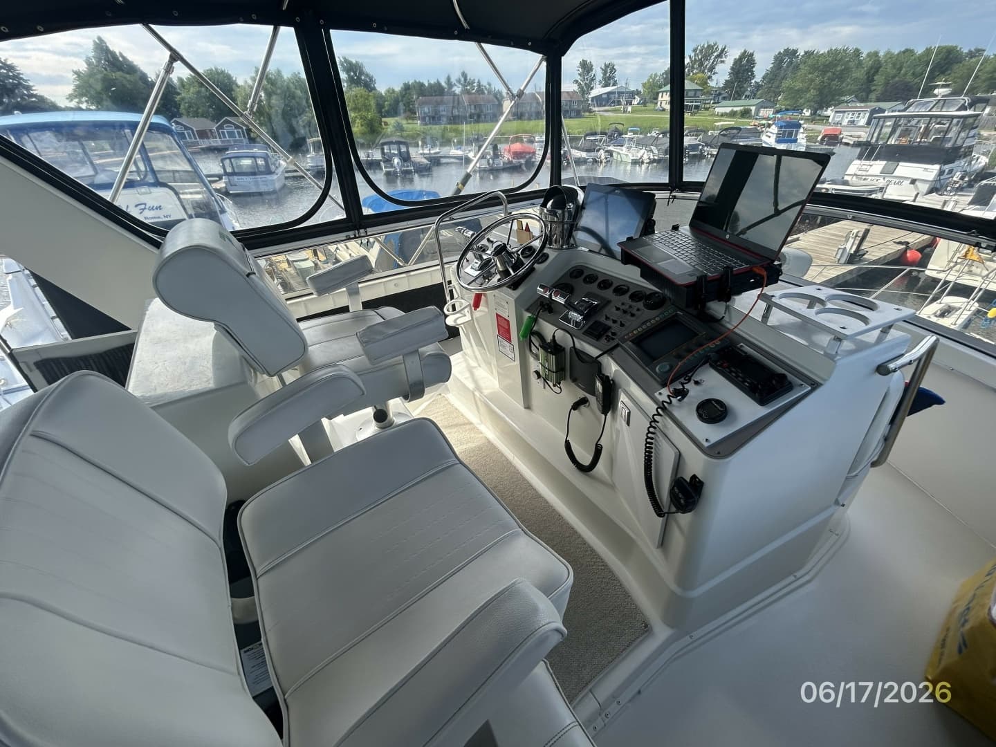 43' Carver flybridge helm1