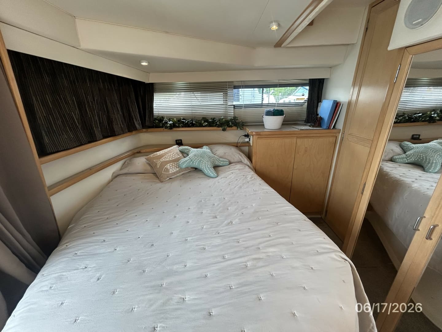 43' Carver master stateroom port