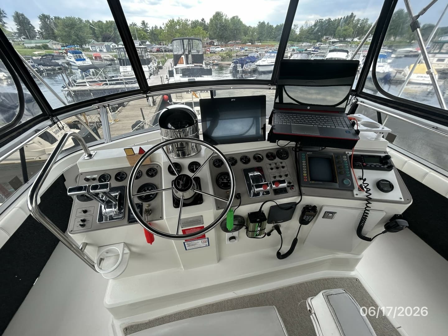 43' Carver flybridge helm3