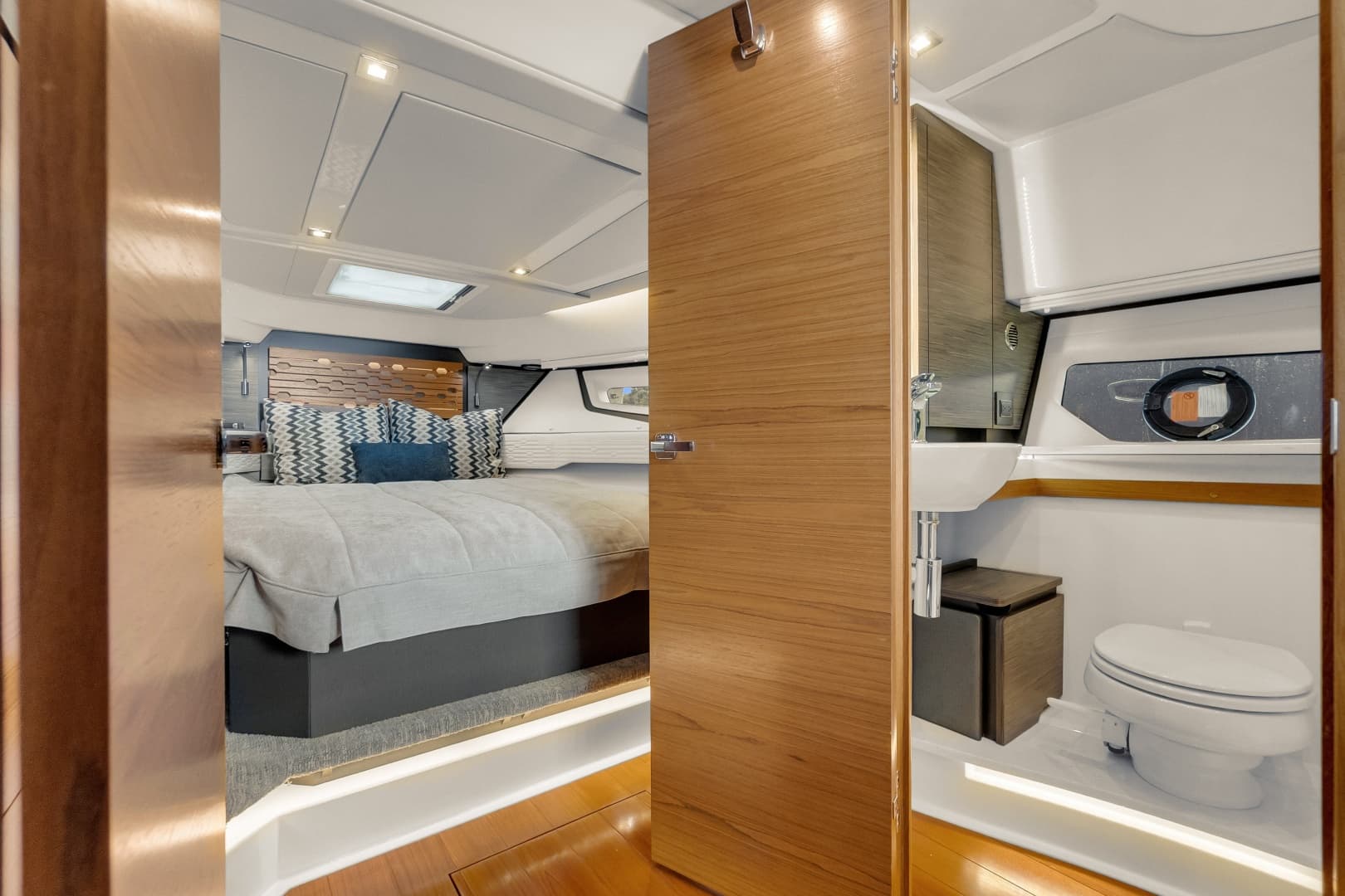 2021 Tiara Yachts 43 LE