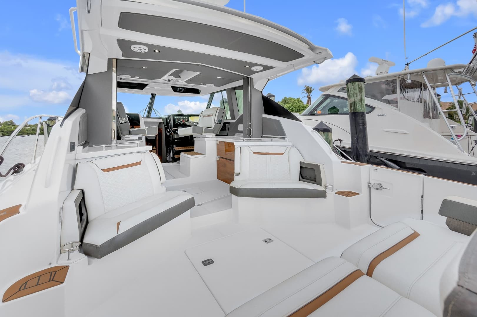 2021 Tiara Yachts 43 LE