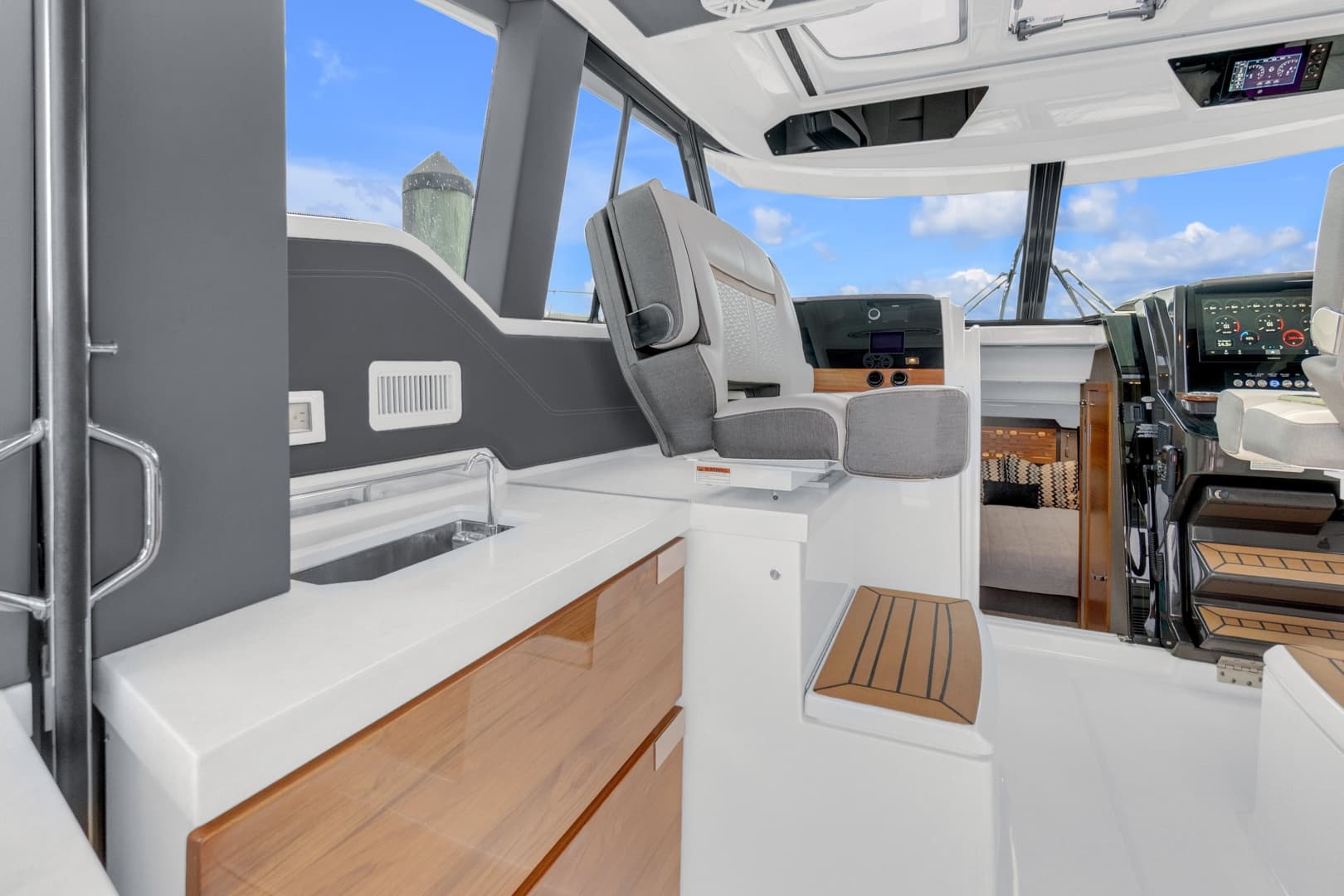 2021 Tiara Yachts 43 LE