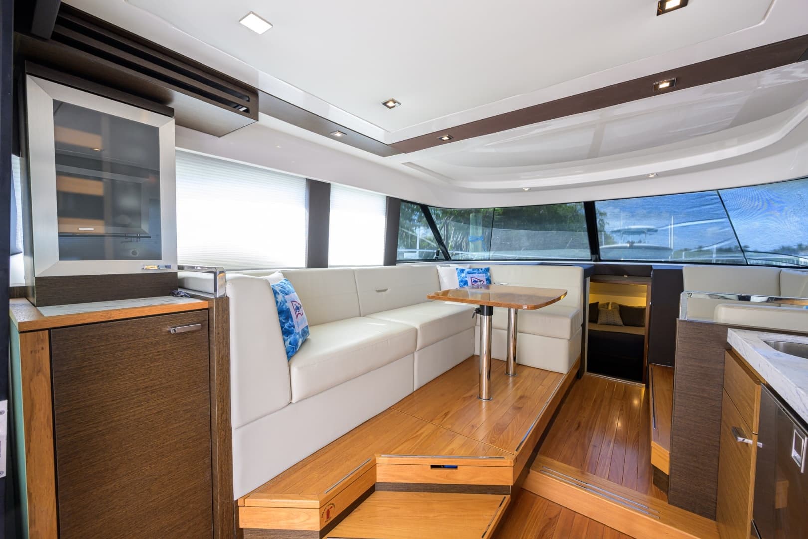 Tiara 44 Daybreak - Interior Dinette