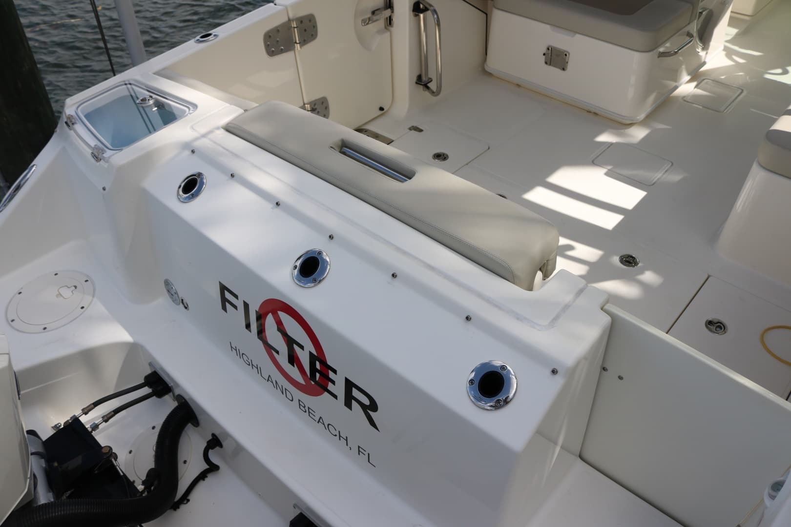 Boston Whaler 28 NO FILTER - Cockpit