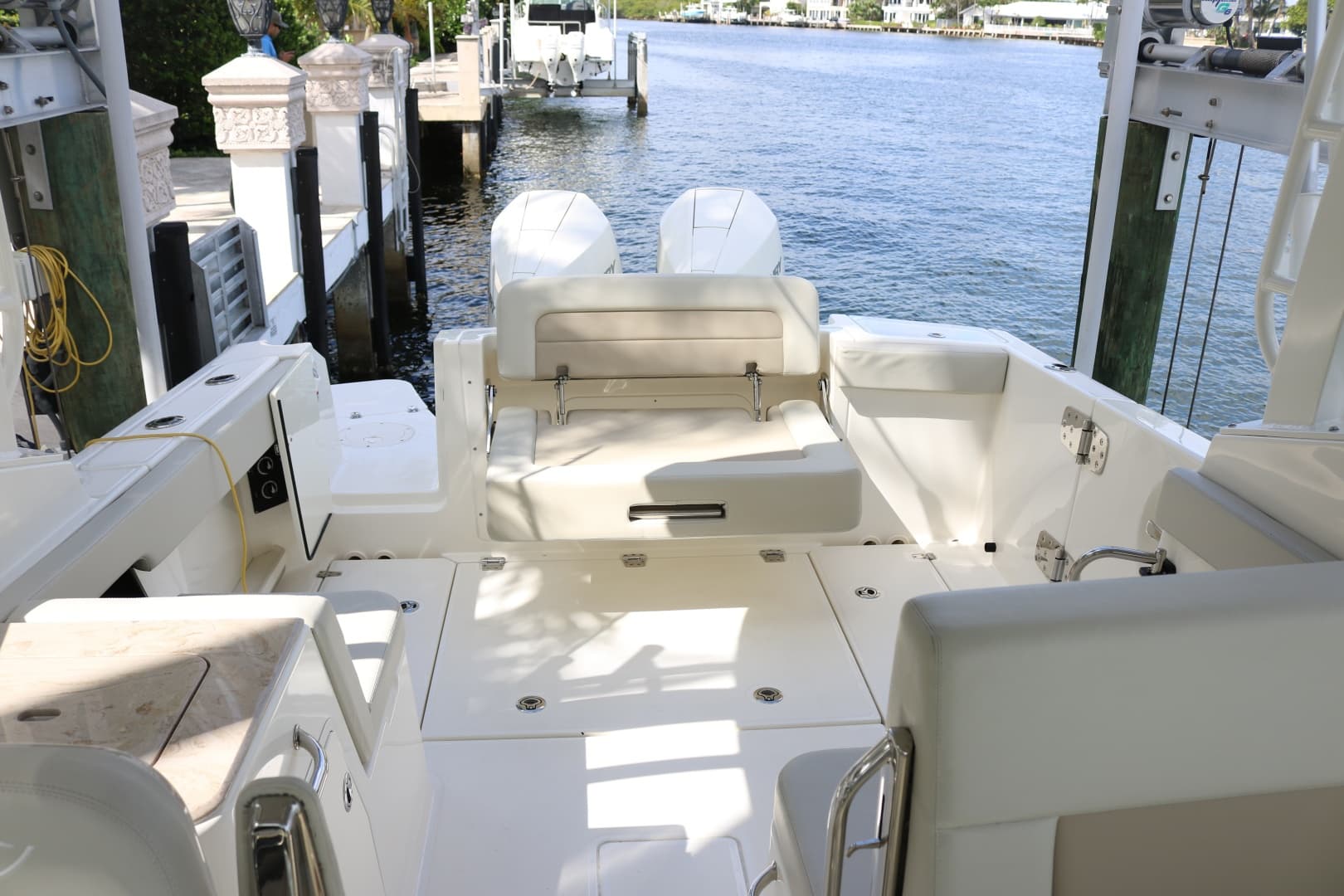 Boston Whaler 28 NO FILTER - Cockpit