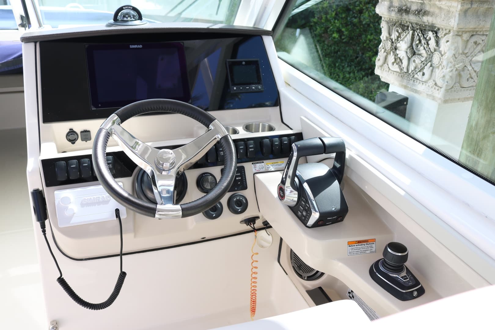 Boston Whaler 28 NO FILTER - Helm Station