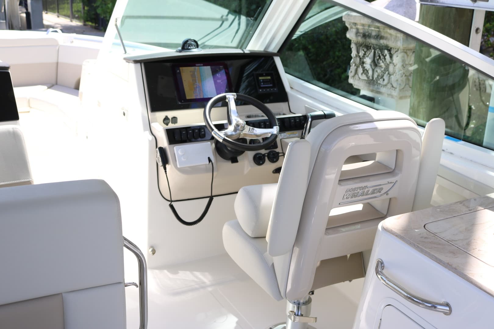 Boston Whaler 28 NO FILTER - Helm 