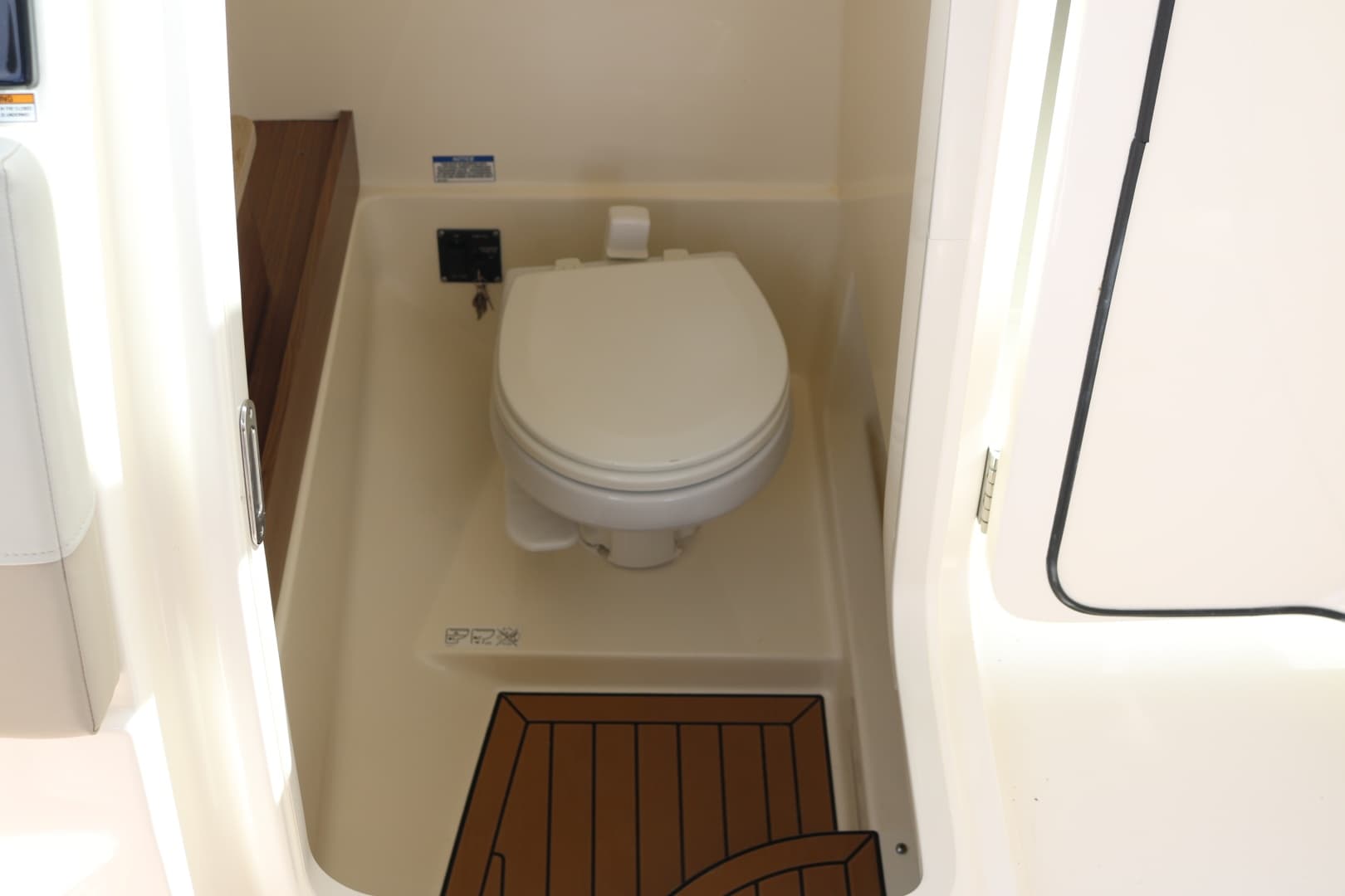 Boston Whaler 28 NO FILTER - Head