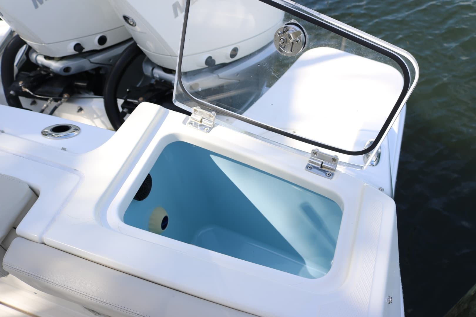 Boston Whaler 28 NO FILTER - Cockpit Livewell