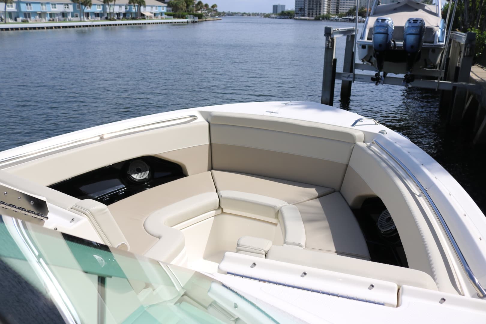 Boston Whaler 28 NO FILTER - Bow