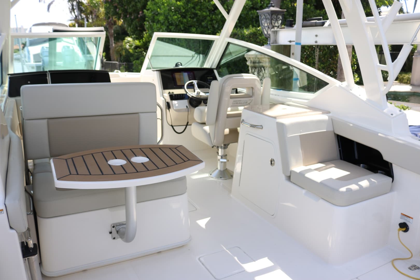 Boston Whaler 28 NO FILTER - Cockpit