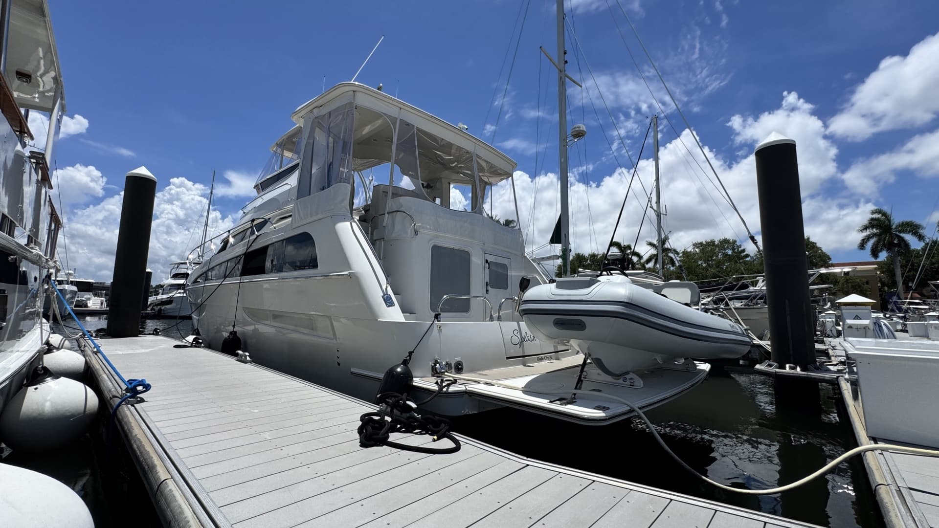 2007 Carver 47 Cockpit Motor Yacht
