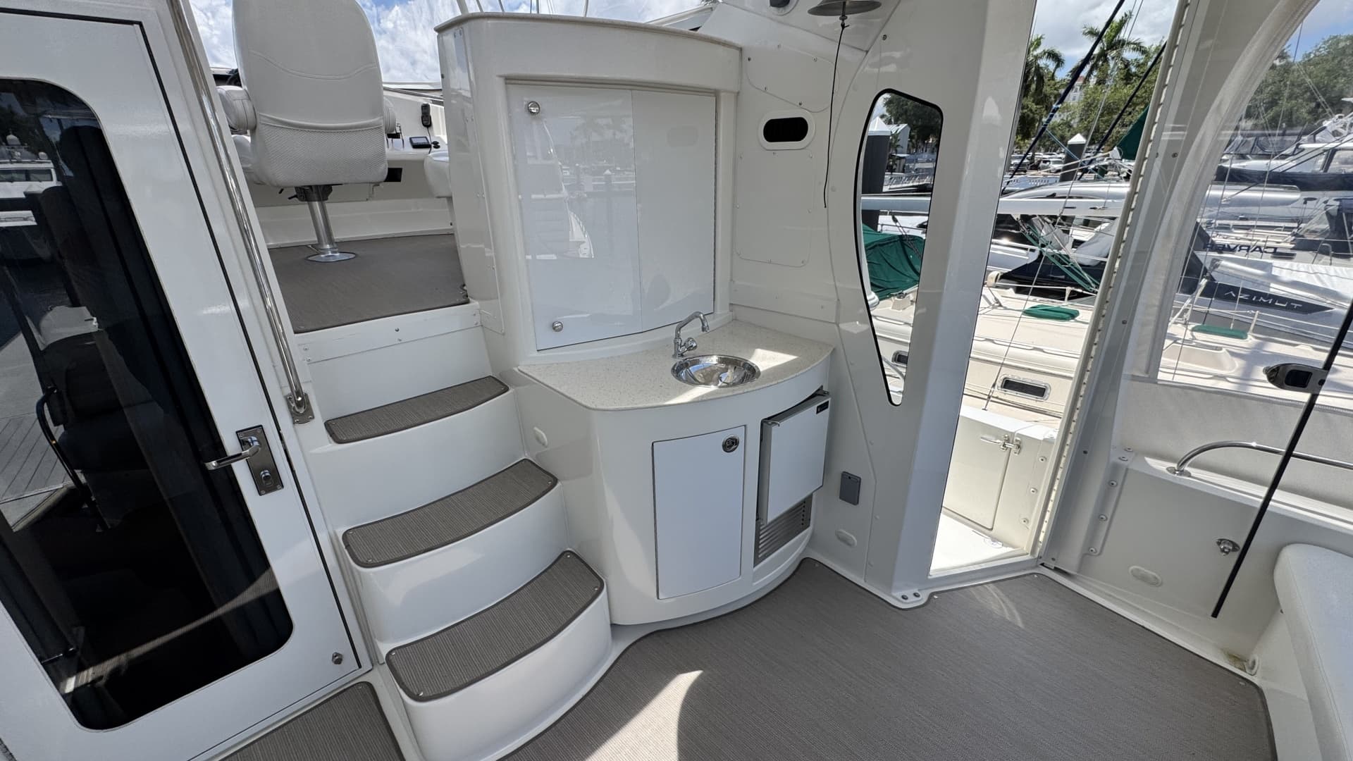 2007 Carver 47 Cockpit Motor Yacht