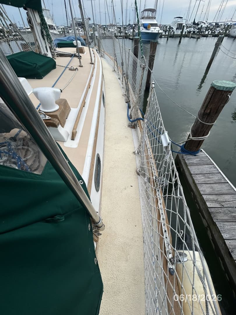 37' Tayana starboard side deck2