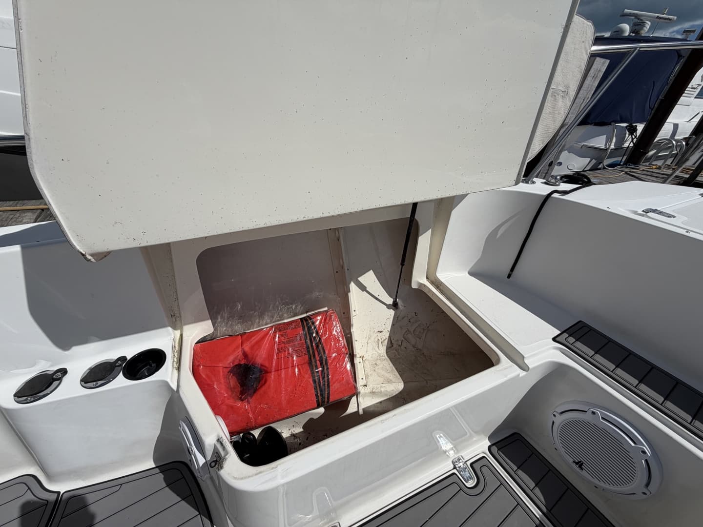 1999 Boston Whaler 26 Outrage