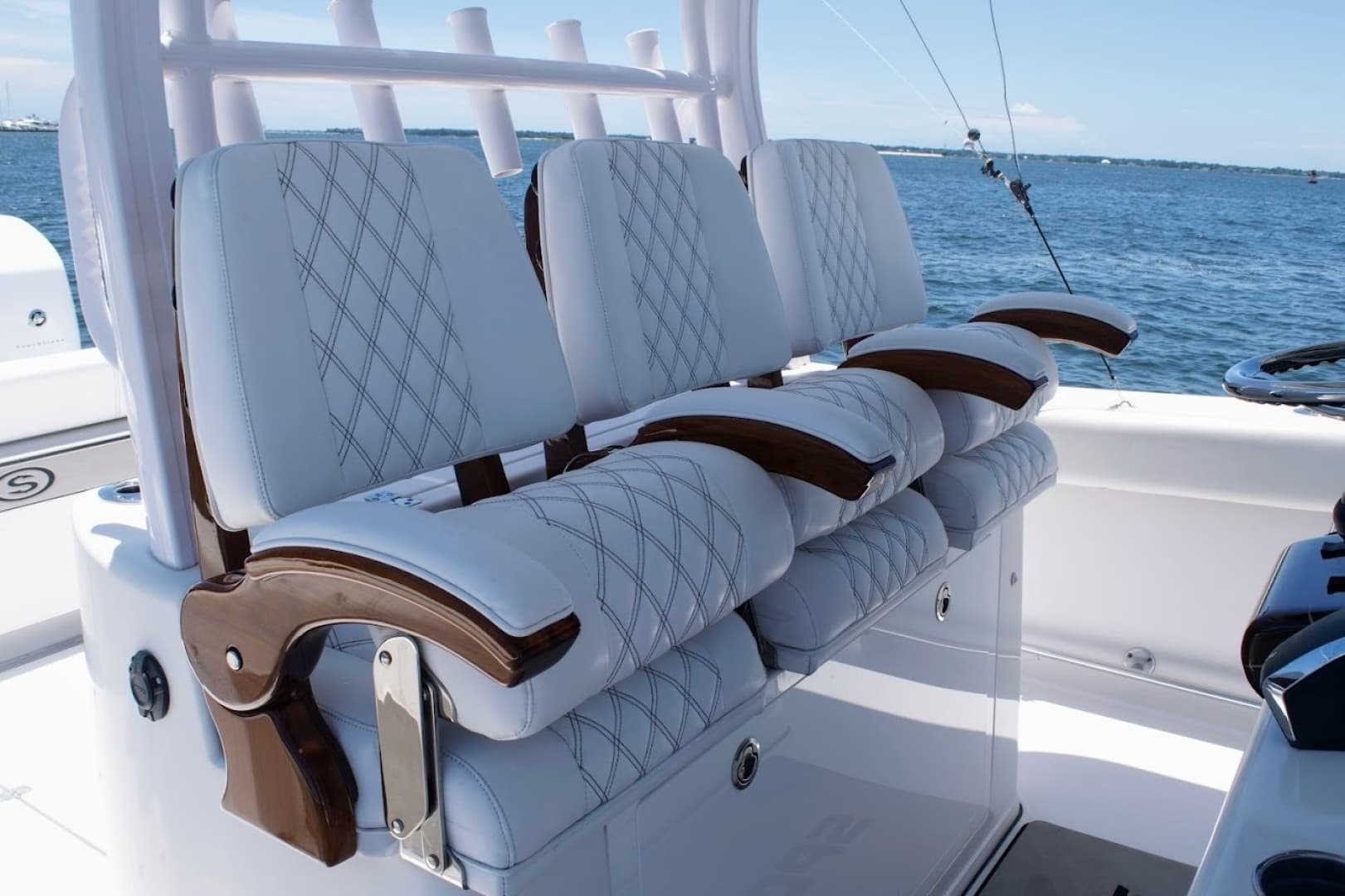 2022 Sportsman Open 352 - Helm Seating