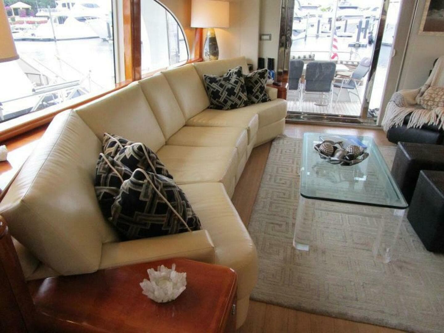 Salon to Stbd.              