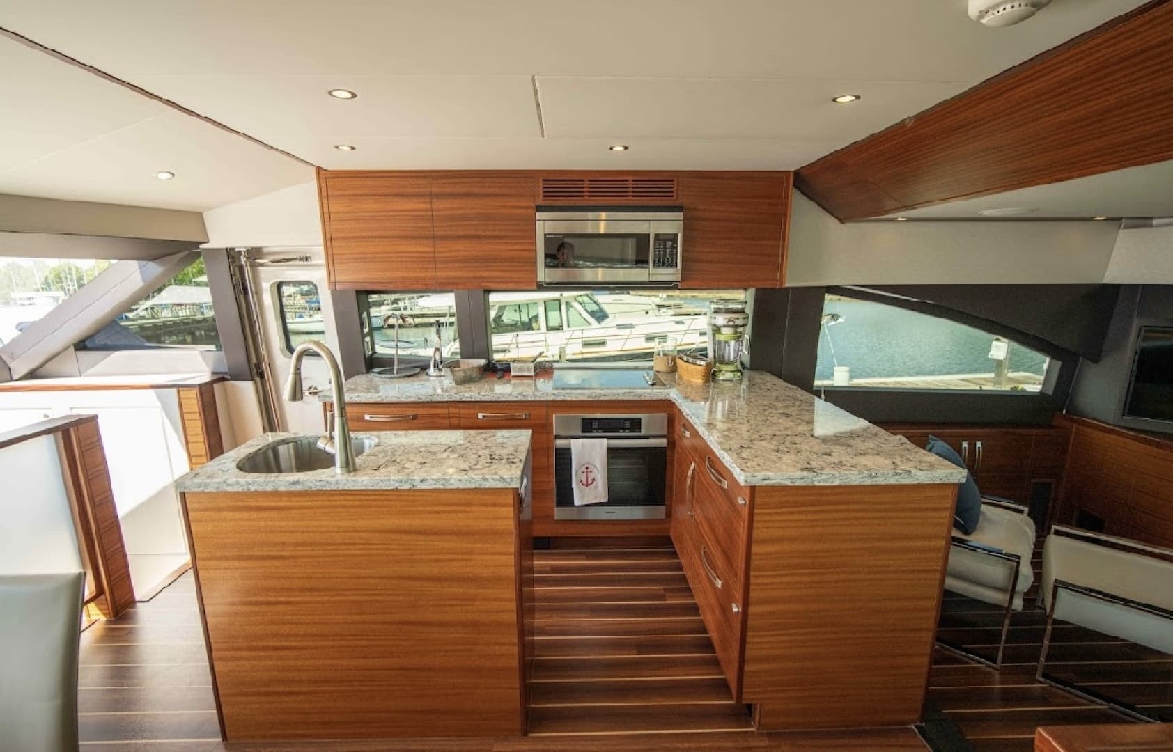 Hatteras 60 OVATION - Galley