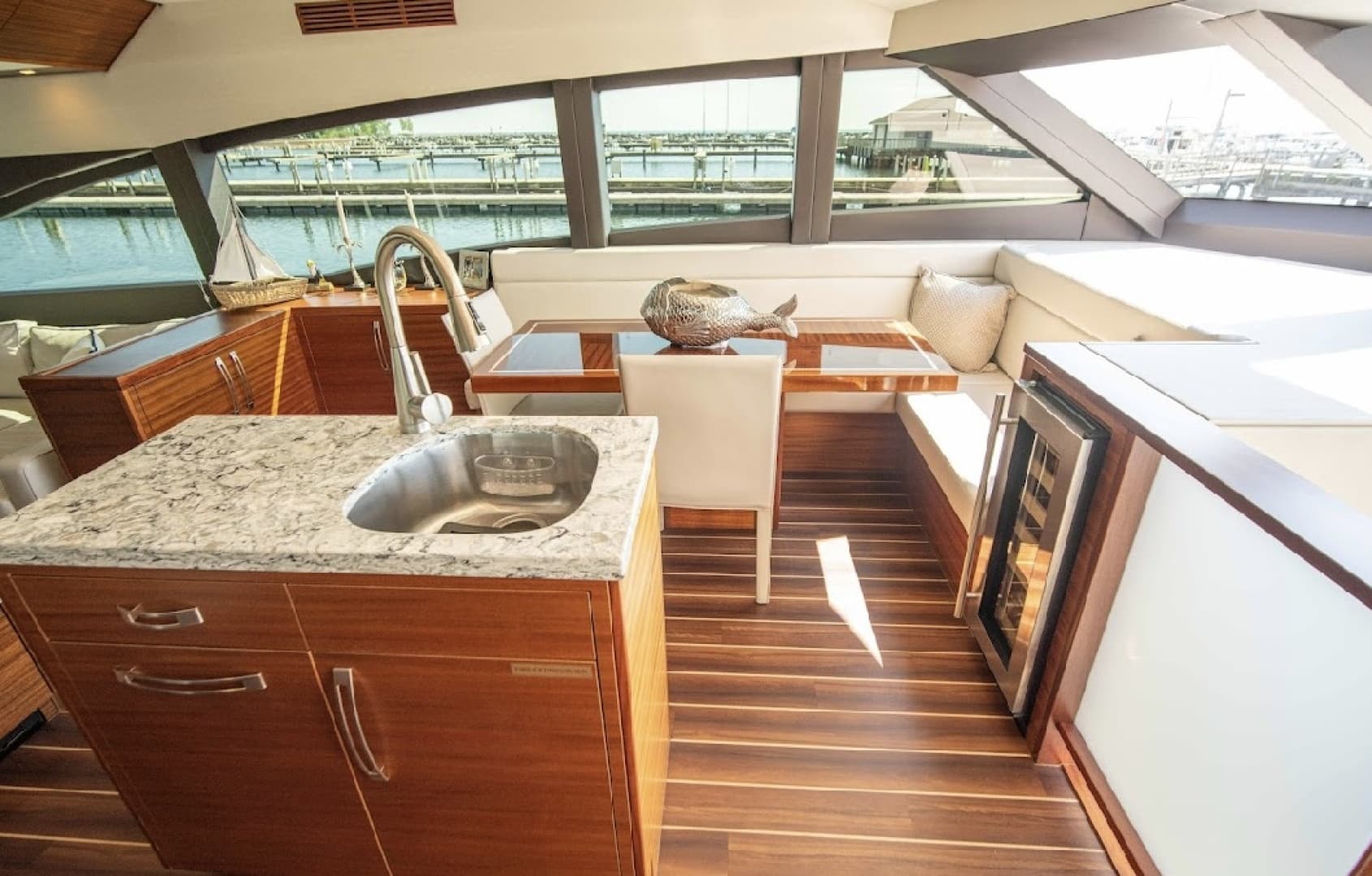Hatteras 60 OVATION - Galley