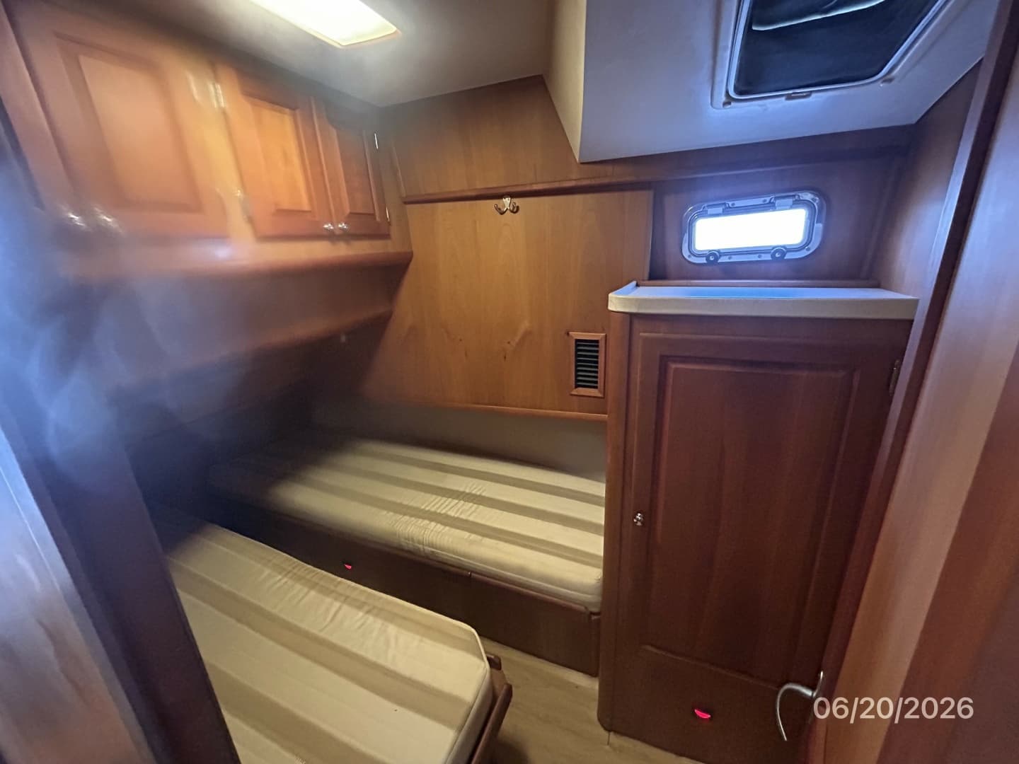 40' Mainship guest stateroom