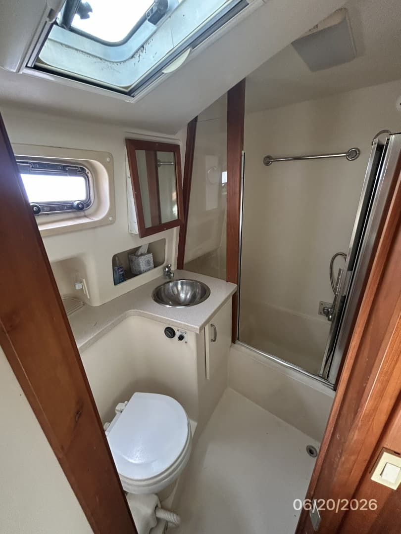 40' Mainship head-shower