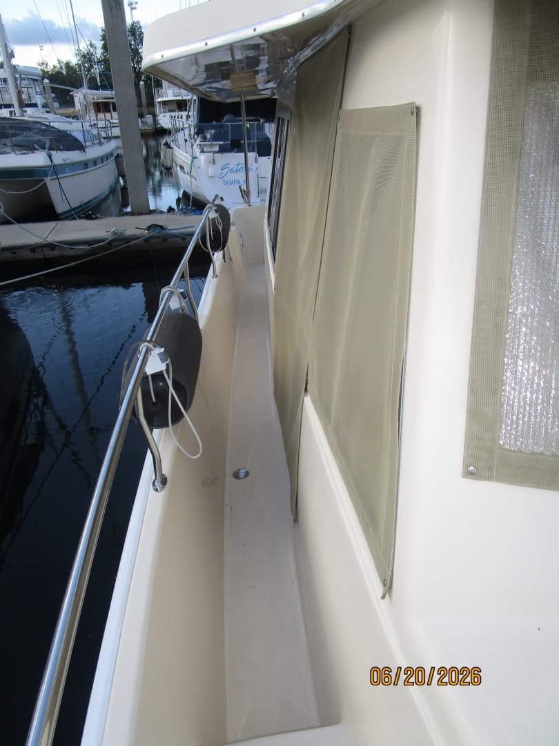 40' Mainship starboard side deck2
