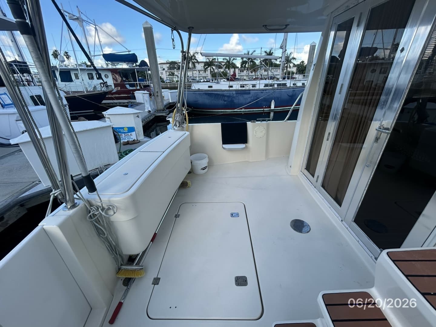 40' Mainship aftdeck port