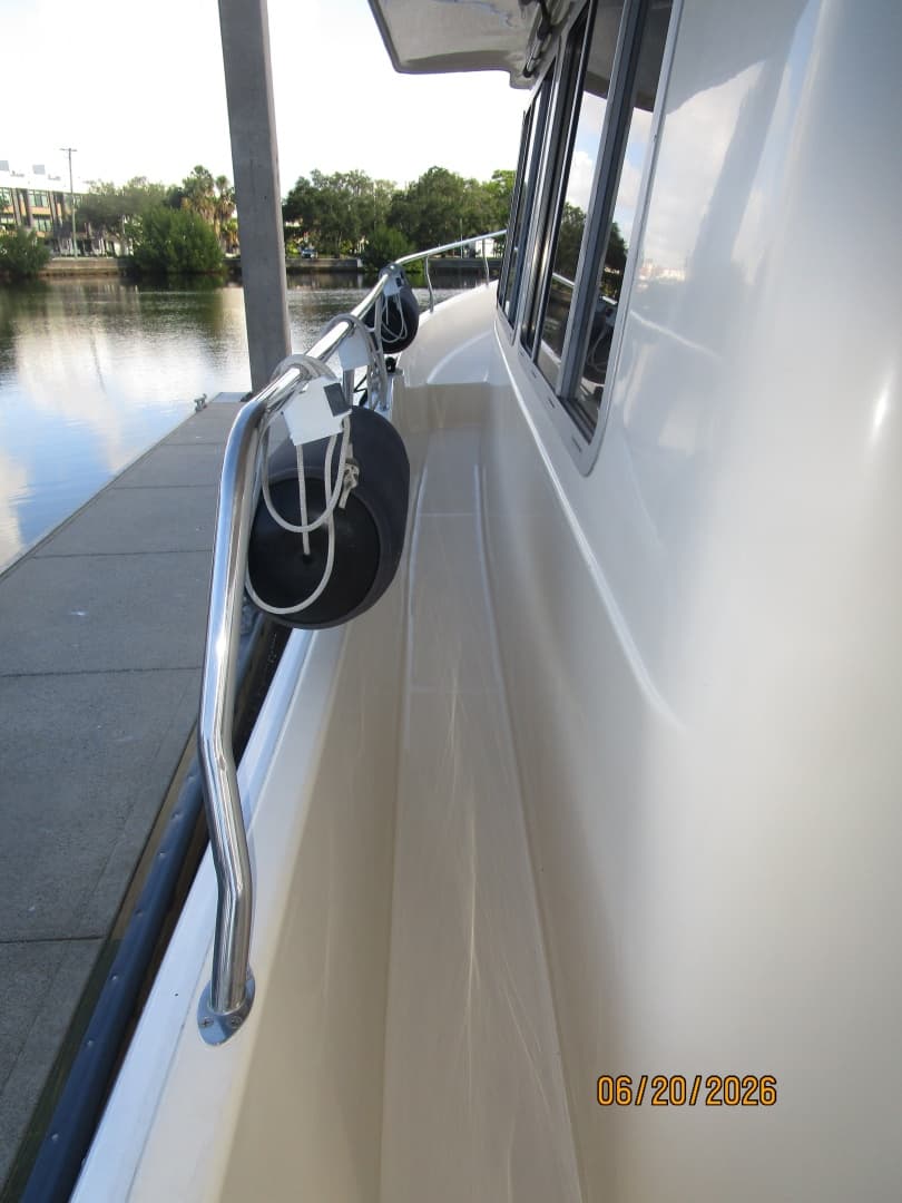40' Mainship port side deck1