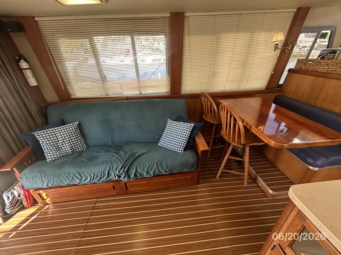 40' Mainship salon port