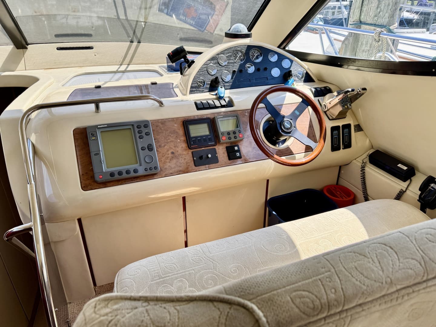 1999 Birchwood Challenger 450 Flybridge